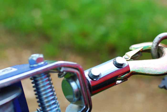 Ручная рычажная автомобильная лебедка HP141D. Лебедка оснащена 3 крюками, и имеет грузоподъемностью 4 тонны