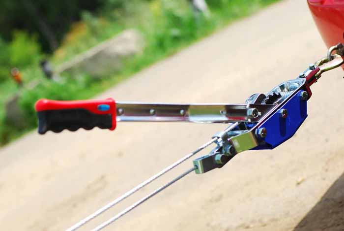 Ручная рычажная автомобильная лебедка HP142D. Лебедка оснащена 2 крюками, и имеет грузоподъемностью 4 тонны