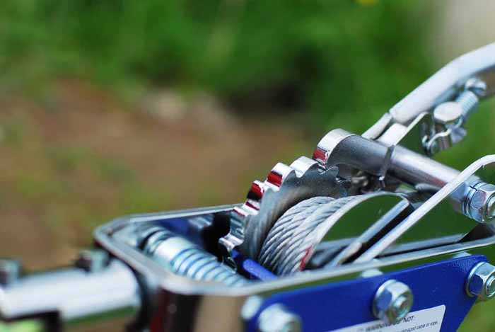 Ручная рычажная автомобильная лебедка HP142D. Лебедка оснащена 2 крюками, и имеет грузоподъемностью 4 тонны