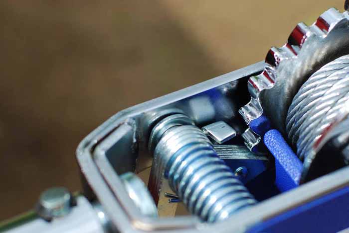 Ручная рычажная автомобильная лебедка HP142D. Лебедка оснащена 2 крюками, и имеет грузоподъемностью 4 тонны