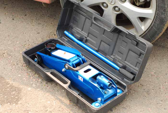 Домкрат гидравлический подкатной PREMIER 2,25 тонны + пластиковый кейс