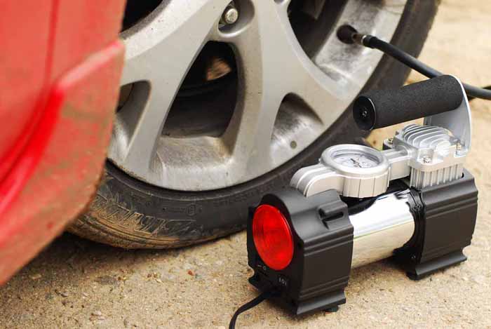 Компрессор автомобильный ТАЙФУН для шин R15 с красным фонарем