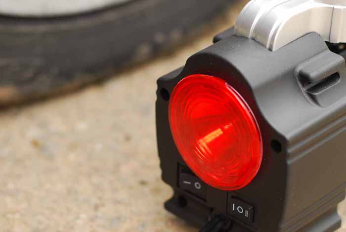 Компрессор автомобильный ТАЙФУН для шин R15 с красным фонарем