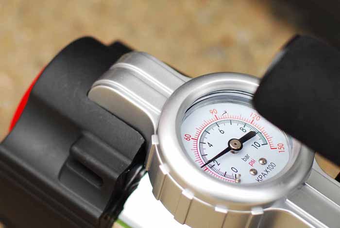 Компрессор автомобильный ТАЙФУН для шин R15 с удлинителем и красным фонарем