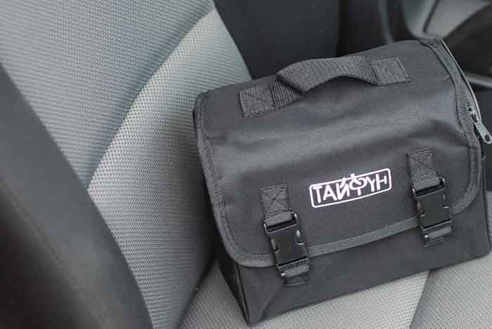 Компрессор автомобильный ТАЙФУН для шин R15 с удлинителем и красным фонарем